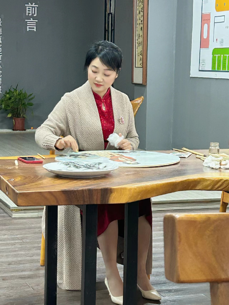 馮英霞（國瓷紅葉畫院高級畫師）