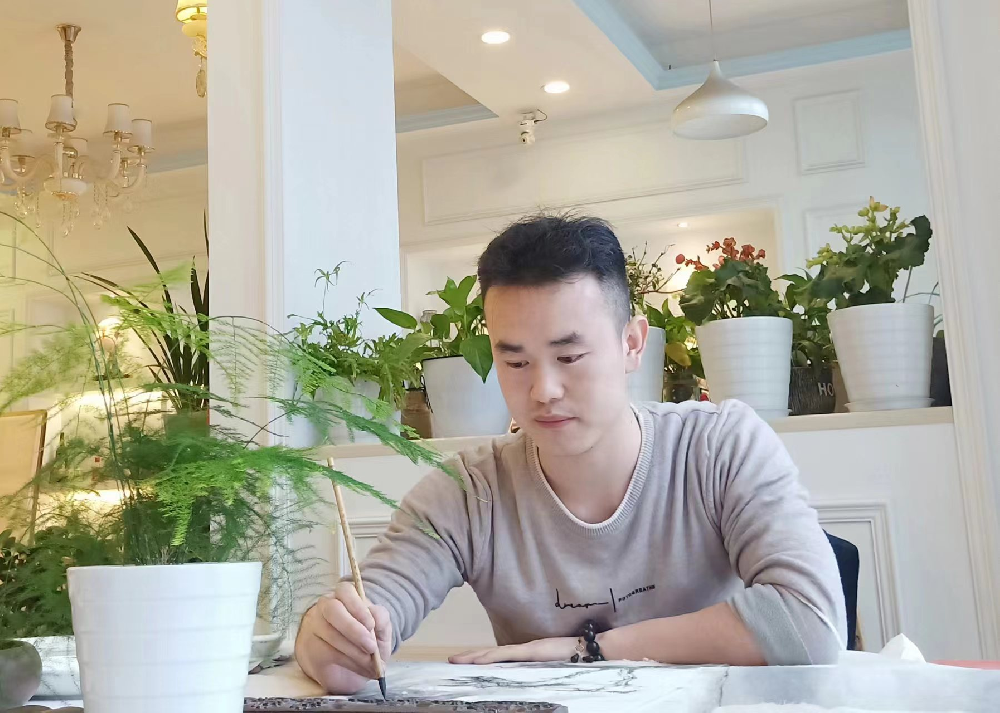 張濤（國(guó)瓷紅葉畫(huà)院研究員）